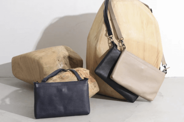 「ちょうどいい」が、こんなにも心地いい。 シンプルで機能的な本革サコッシュ「Haln/SB5」