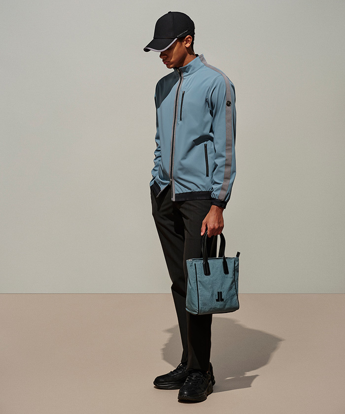 山、キャンプ、旅行などマルチに活躍するレインコート -デサントストア