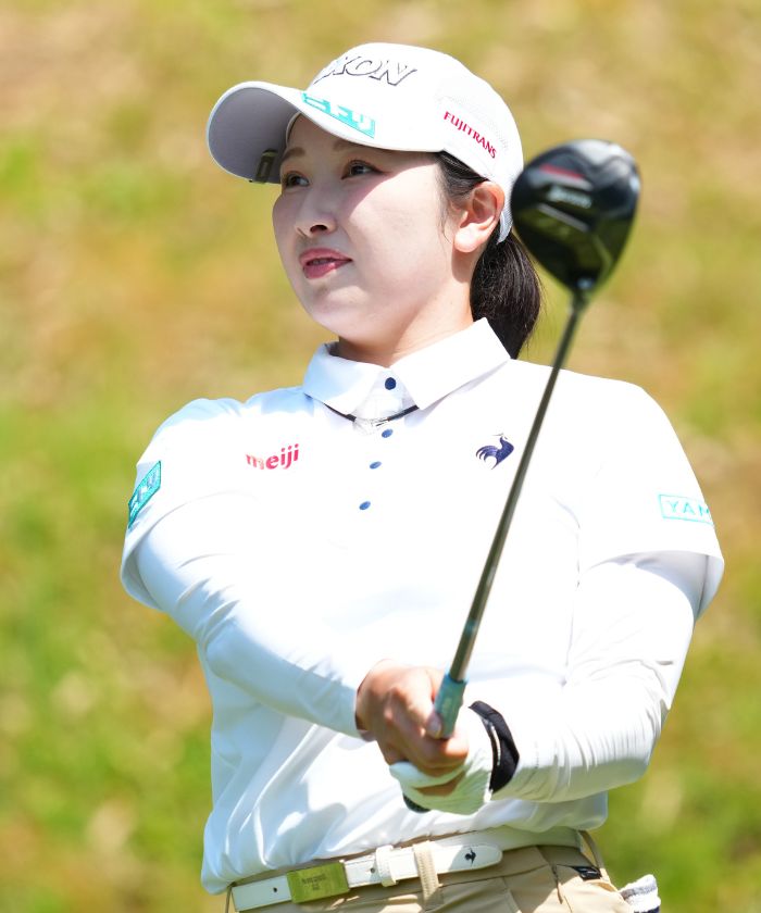 マルチに活躍する四角友里さんコラボレインコート -デサントストア