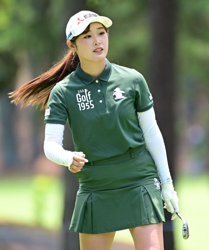 シンガポール文化をオマージュし、豊かな色彩が特徴のトレーニング水着
