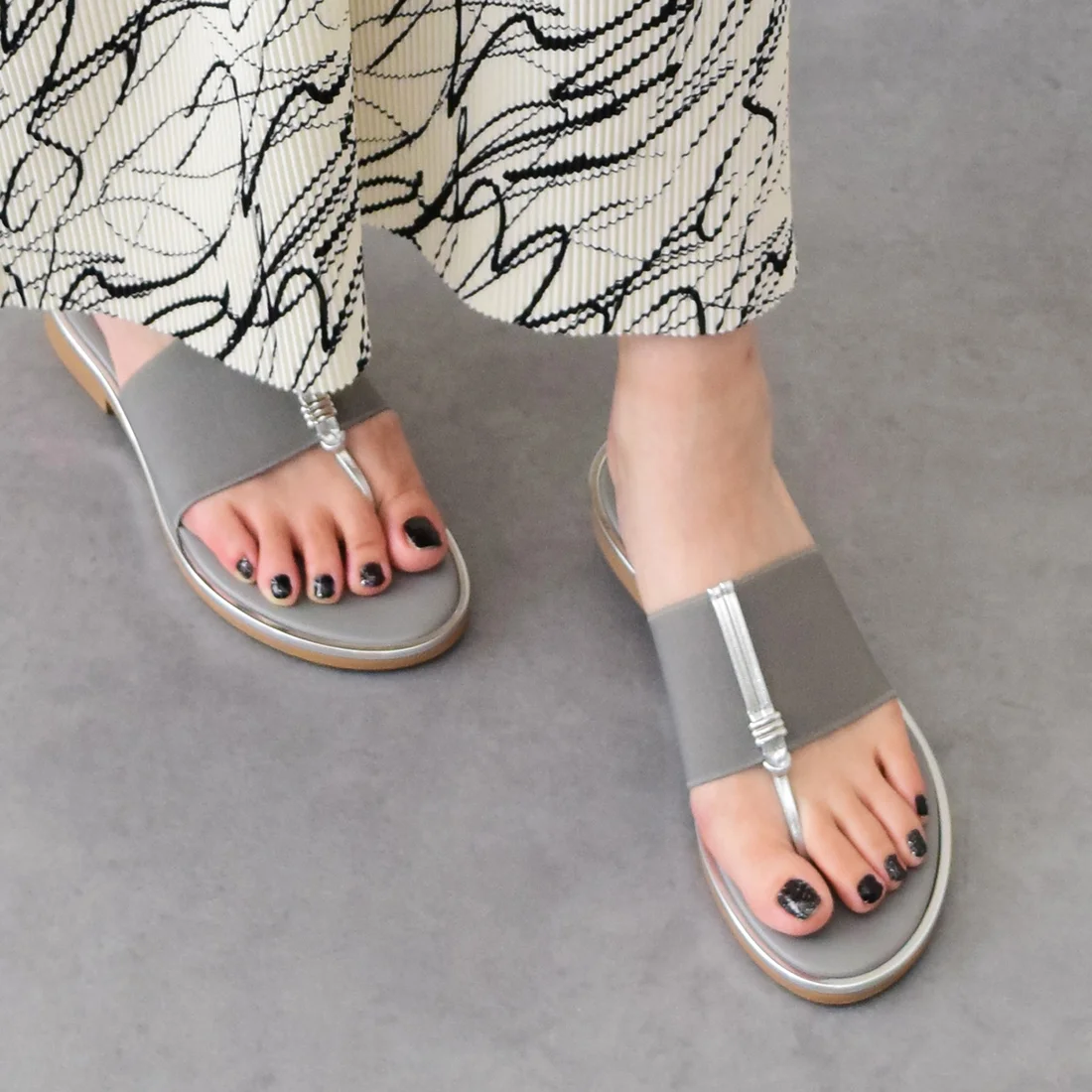 ITALIAN SHOEMAKERS（イタリアンシューメーカーズ） メタルモチーフトングサンダル （シルバー）