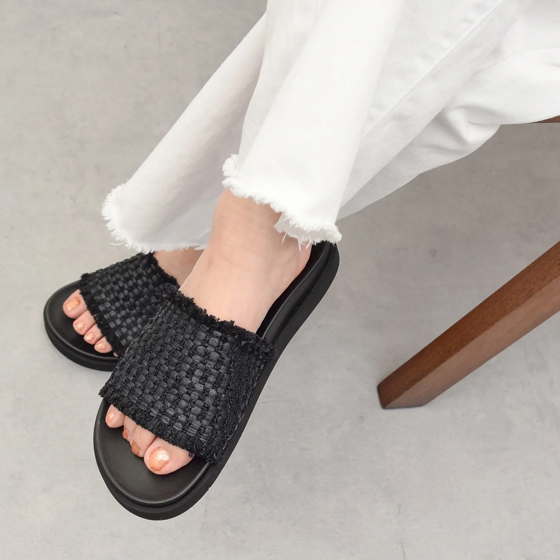 ANGEL ALARCON（アンヘル アラルコン） フットベッドラフィアスライドサンダル （ブラック雑材）